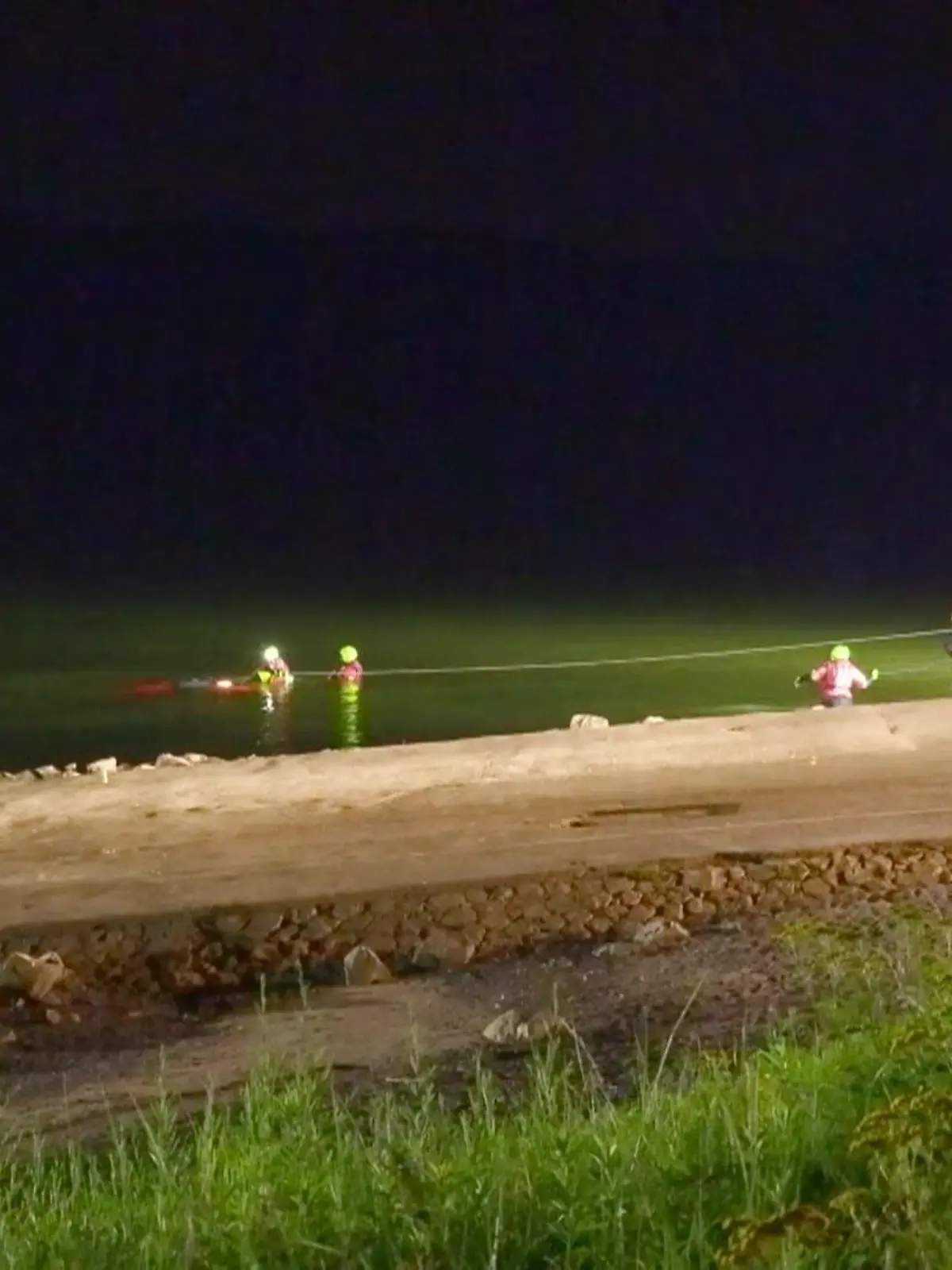 Bild zu: "Auto rollt in den Rhein"
