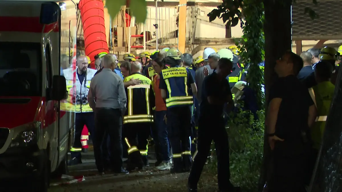 Ein Gänsehaut-Moment: Als die Retter die Frau aus den Trümmern ins Freie bringen, brandet spontan Applaus auf 