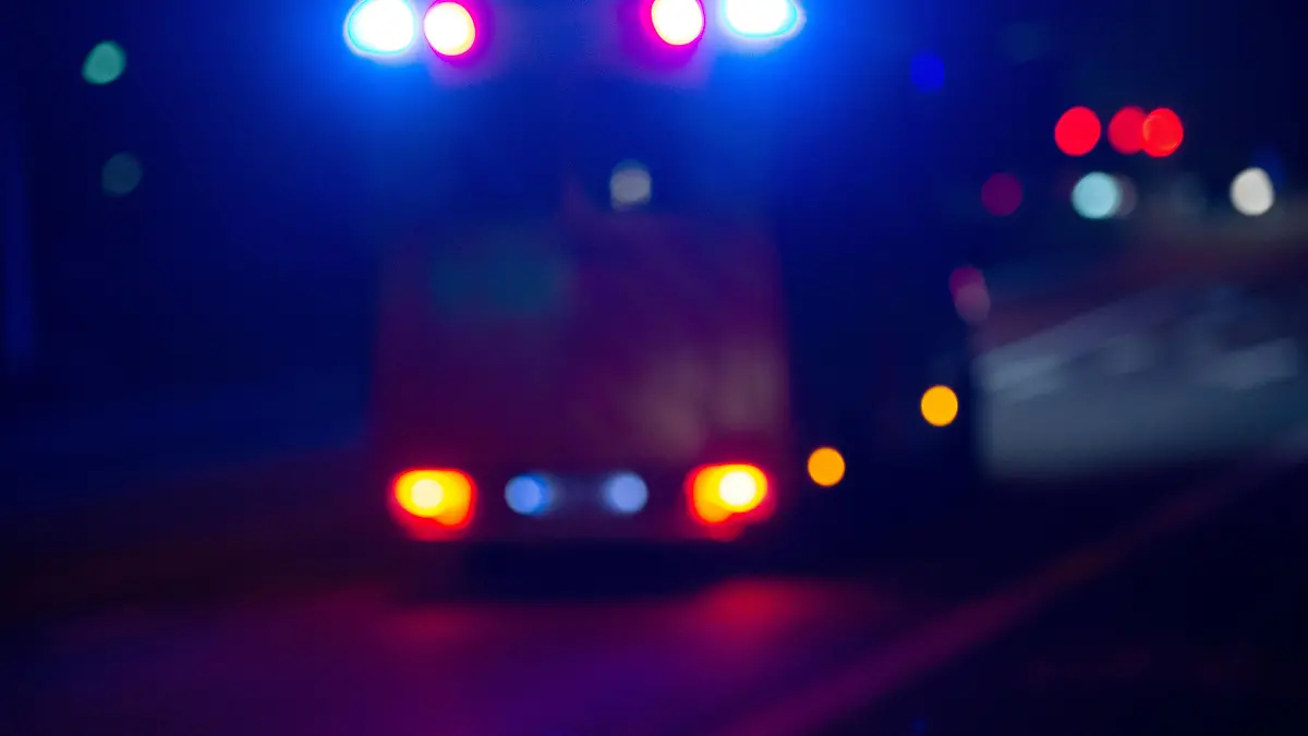  Löhne, Deutschland 05.10.2019: Symbolbild Blaulicht Ein Krankenwagen mit Blaulicht. , Löhne Nordrhein-Westfalen Deutschland *** Löhne, Germany 05 10 2019 Symbol Blue light An ambulance with blue light , Löhne Nordrhein Westfalen Germany