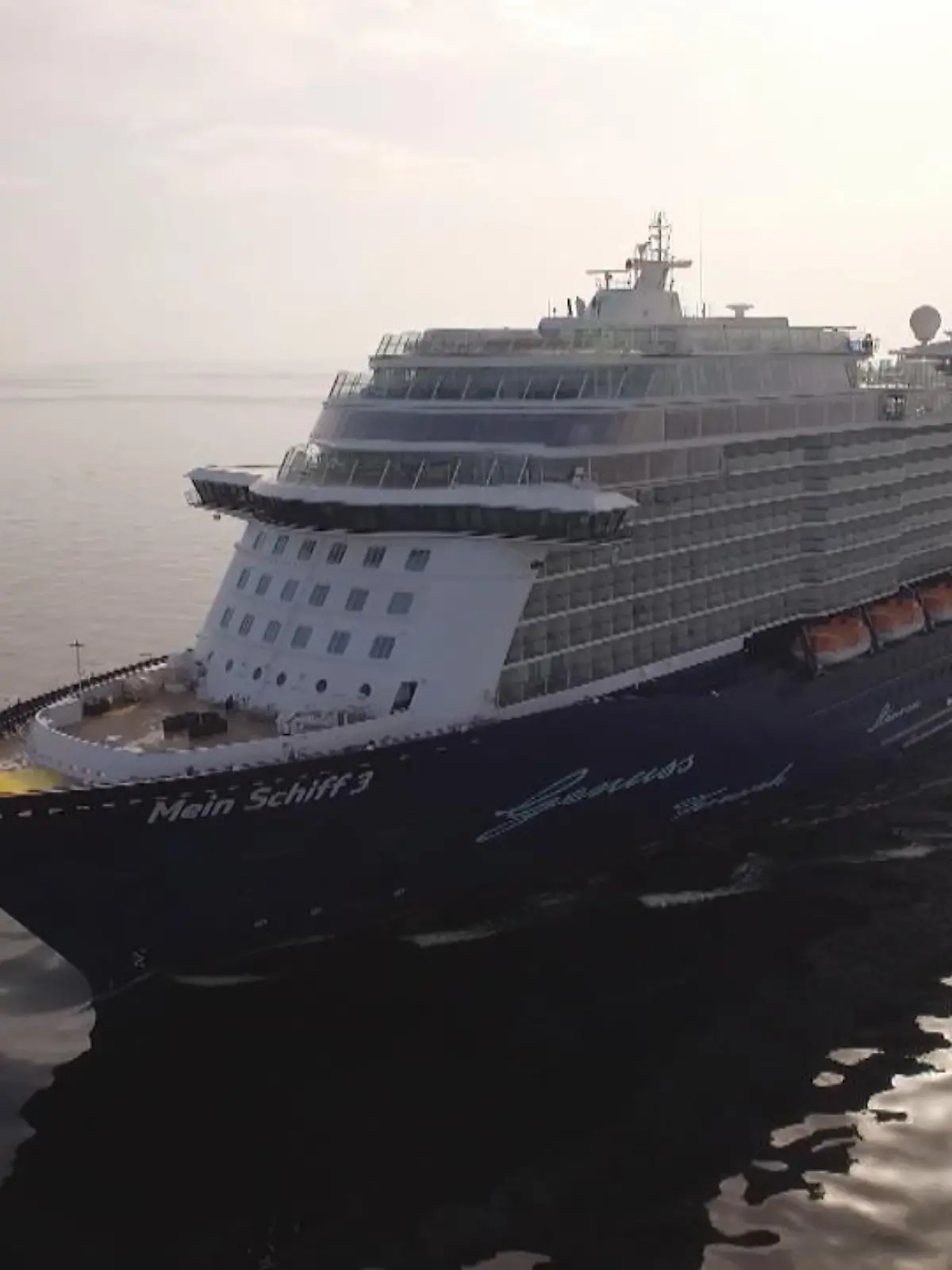 Waren Sie schon mal in der Arrest-Kabine auf einem Kreuzfahrtschiff? Oder wussten Sie, dass es spezielle Kühlkammern gibt, in denen verstorbene Passagiere transportiert werden können? Kreuzfahrtschiffe sind einfach faszinierend – vor allem, wenn man Einblick in die Orte auf dem Schiff bekommt, an denen sonst nur die Besatzung jemals war. „Mein Schiff 3“-Kapitän Simon Böttger hat uns das ein oder andere Kreuzfahrt-Geheimnis verraten und im Video oben die Bereiche gezeigt, die kaum ein Passagier kennt!