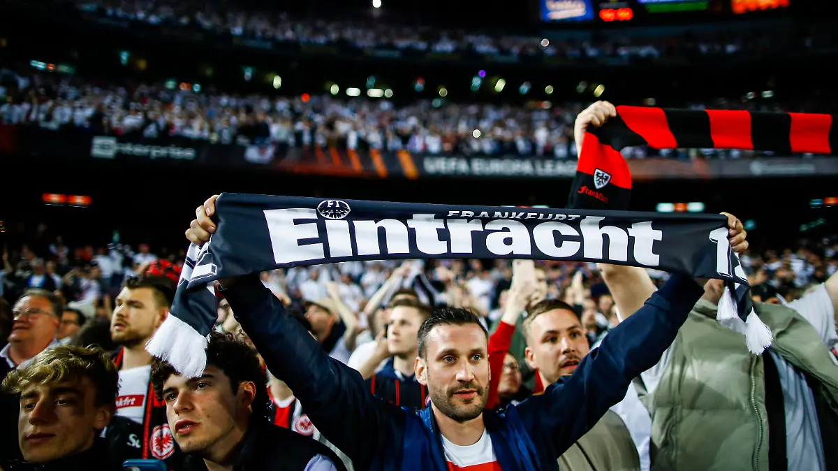 FC Barcelona, Barca V Eintracht Frankfurt - Europa League Eintracht Frankfurt fans celebrates the victory during the second leg quarter finals of Europa League match between FC Barcelona and Eintracht Frankfurt at Camp Nou Stadium on April 14, 2022 in Barcelona, Spain. Barcelona Spain PUBLICATIONxNOTxINxFRA Copyright: xXavierxBonillax originalFilename:bonilla-fcbarcel220414_npFzQ.jpg