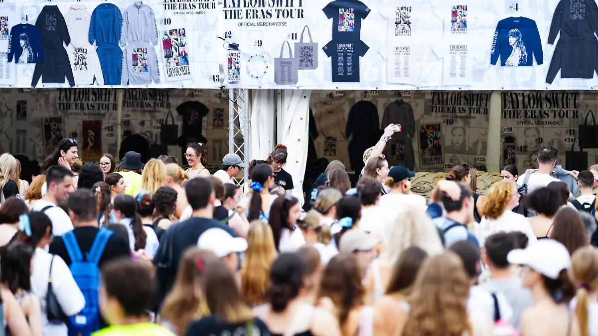 Menschen stehen beim Verkaufsstart des Merchandisings im Rahmen des Taylor Swift-Konzerts vor dem Ernst-Happel-Stadion in Wien an