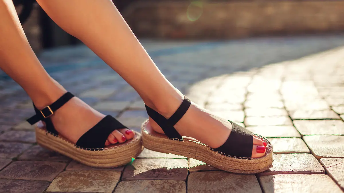 Füße in Bast-Sandalen