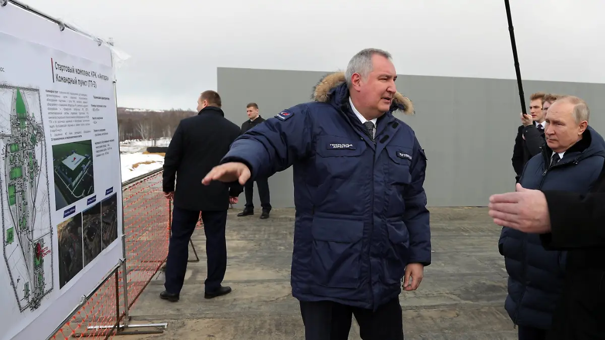 Russia Putin Far Eastern Federal District 8163547 12.04.2022 Roscosmos General Director Dmitry Rogozin, Russian President Vladimir Putin and Belarusian President Alexander Lukashenko visit the construction site of the Amur launch complex for Angara rockets at the Vostochny Cosmodrome, some 180 km north of Blagoveschensk, Amur region, Russia. Mikhail Klimentyev / Sputnik Amur region Russia PUBLICATIONxINxGERxSUIxAUTxONLY Copyright: xMikhailxKlimentyevx