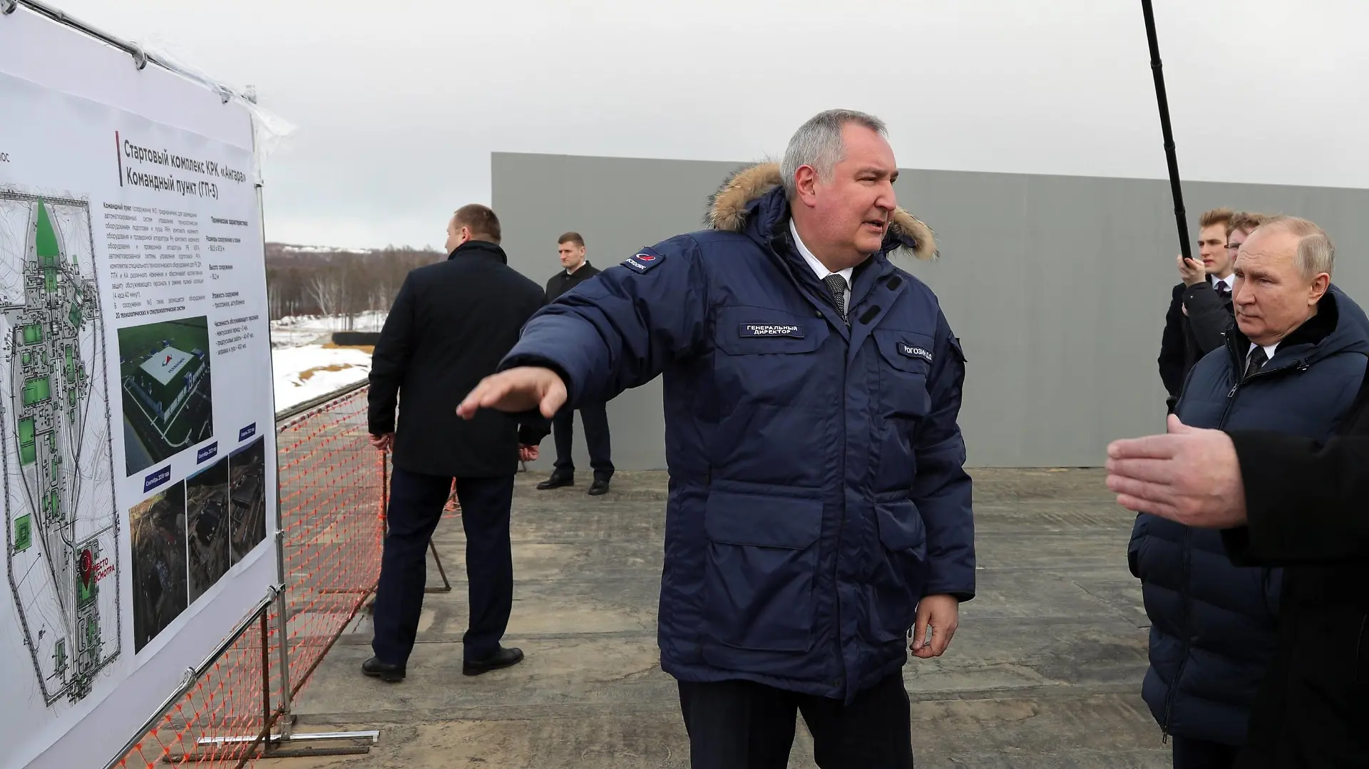 Russia Putin Far Eastern Federal District 8163547 12.04.2022 Roscosmos General Director Dmitry Rogozin, Russian President Vladimir Putin and Belarusian President Alexander Lukashenko visit the construction site of the Amur launch complex for Angara rockets at the Vostochny Cosmodrome, some 180 km north of Blagoveschensk, Amur region, Russia. Mikhail Klimentyev / Sputnik Amur region Russia PUBLICATIONxINxGERxSUIxAUTxONLY Copyright: xMikhailxKlimentyevx