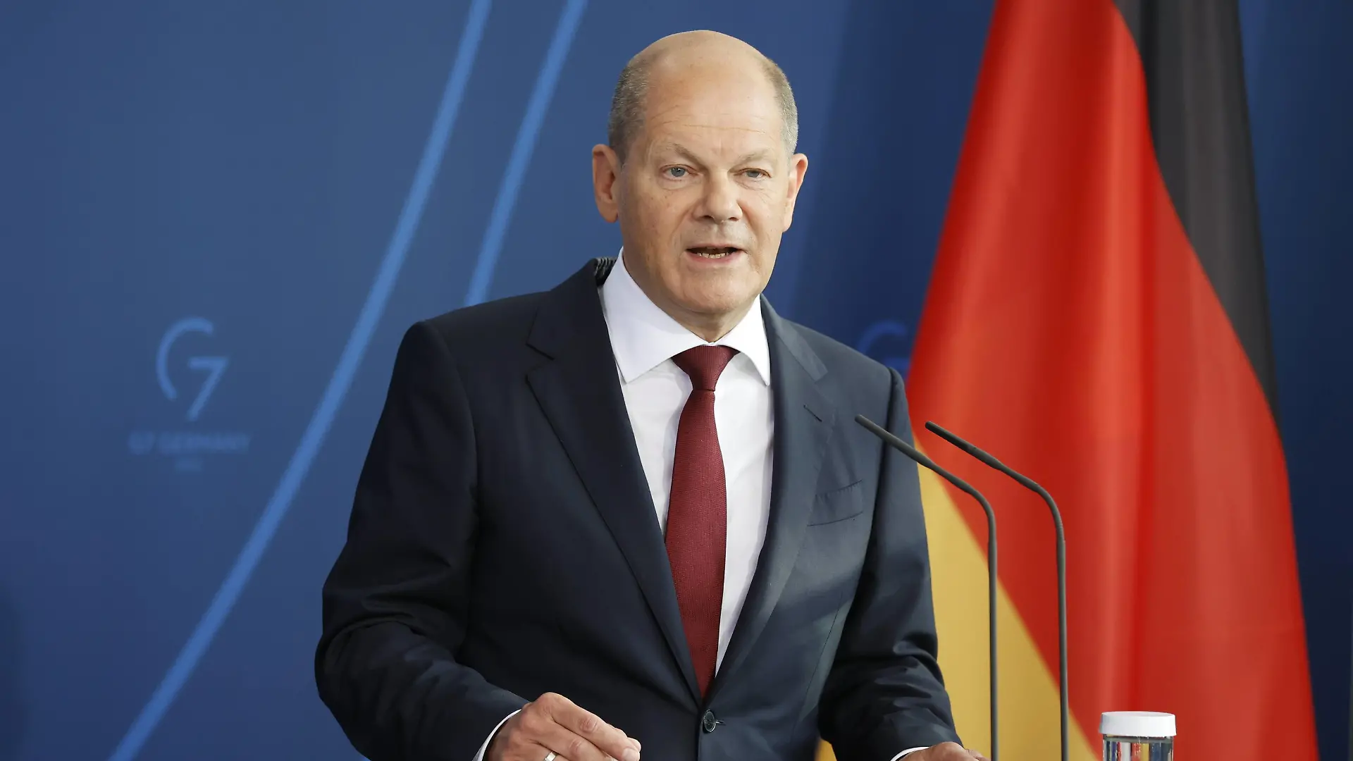 Olaf Scholz, Bundeskanzler, Deutschland, Berlin, Bundeskanzleramt, Presseunterrichtung des BK und des Präsidenten der Französischen Republik, Emmanuel Macron *** Olaf Scholz, Chancellor, Germany, Berlin, Federal Chancellery, Press briefing of the BK and the President of the French Republic, Emmanuel Macron