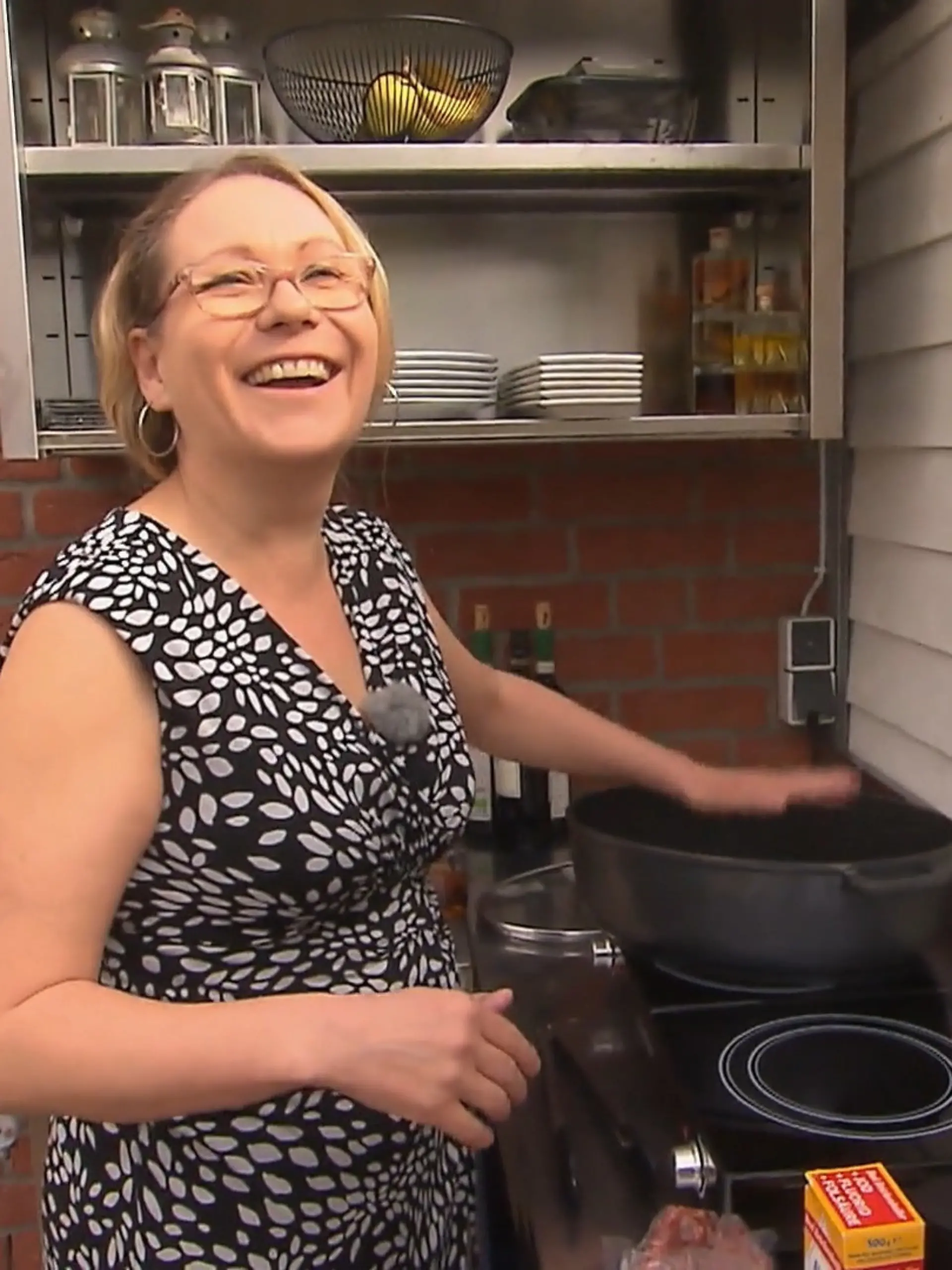 Bild zu: "Lässt Katja sich beim Kochen ablenken?"
