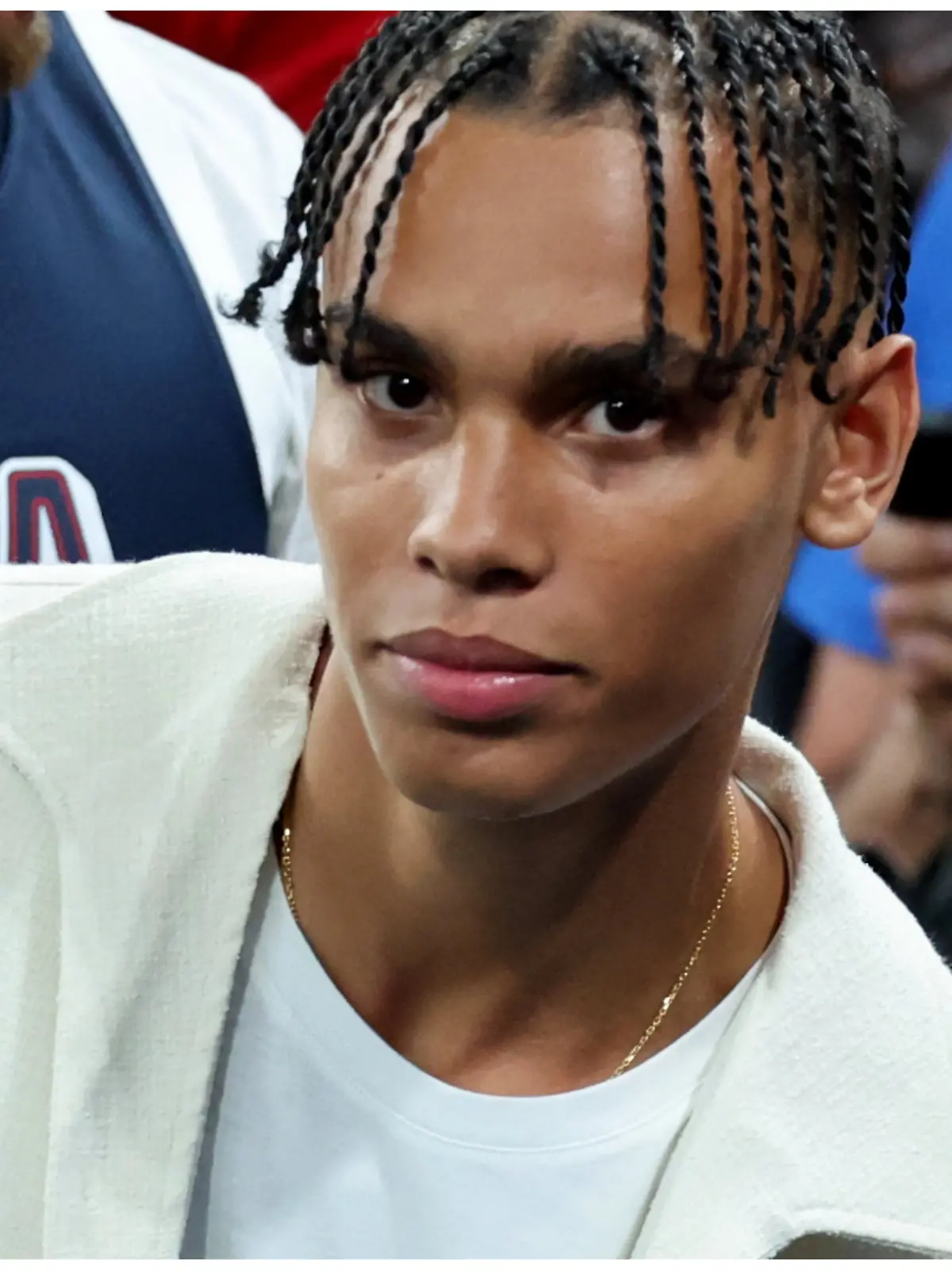 Alexandre Grimaldi, der uneheliche Sohn von Fürst Albert von Monaco, schaut sich ein Basketballspiel anlässlich der Olympischen Spiele in Paris an.