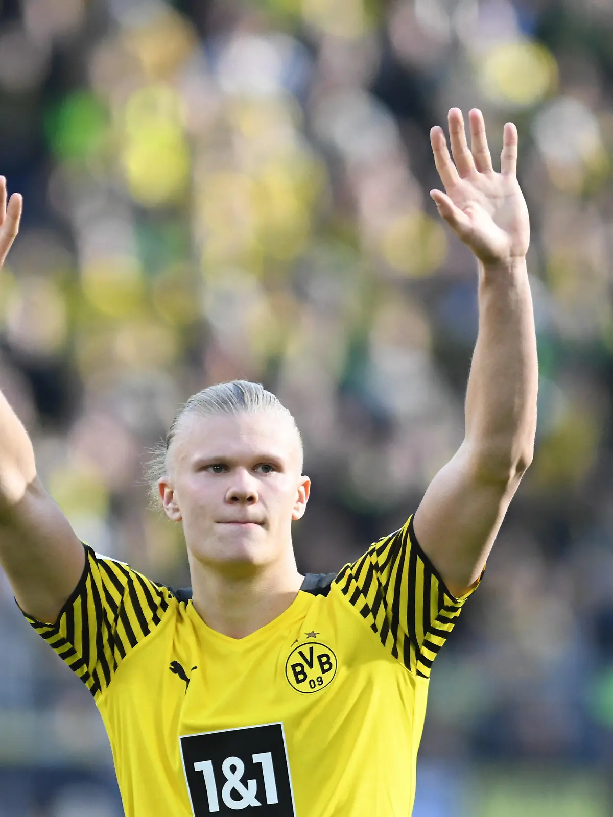 ARCHIV - 16.04.2022, Nordrhein-Westfalen, Dortmund: Fußball: Bundesliga, Borussia Dortmund - VfL Wolfsburg, 30. Spieltag, Signal Iduna Park. Dortmunds Erling Haaland reagiert nach dem Sieg. (zu "Berichte: Haaland mit Manchester City einig - Wechsel vor Abschluss") Foto: Bernd Thissen/dpa - WICHTIGER HINWEIS: Gemäß den Vorgaben der DFL Deutsche Fußball Liga bzw. des DFB Deutscher Fußball-Bund ist es untersagt, in dem Stadion und/oder vom Spiel angefertigte Fotoaufnahmen in Form von Sequenzbildern und/oder videoähnlichen Fotostrecken zu verwerten bzw. verwerten zu lassen. +++ dpa-Bildfunk +++