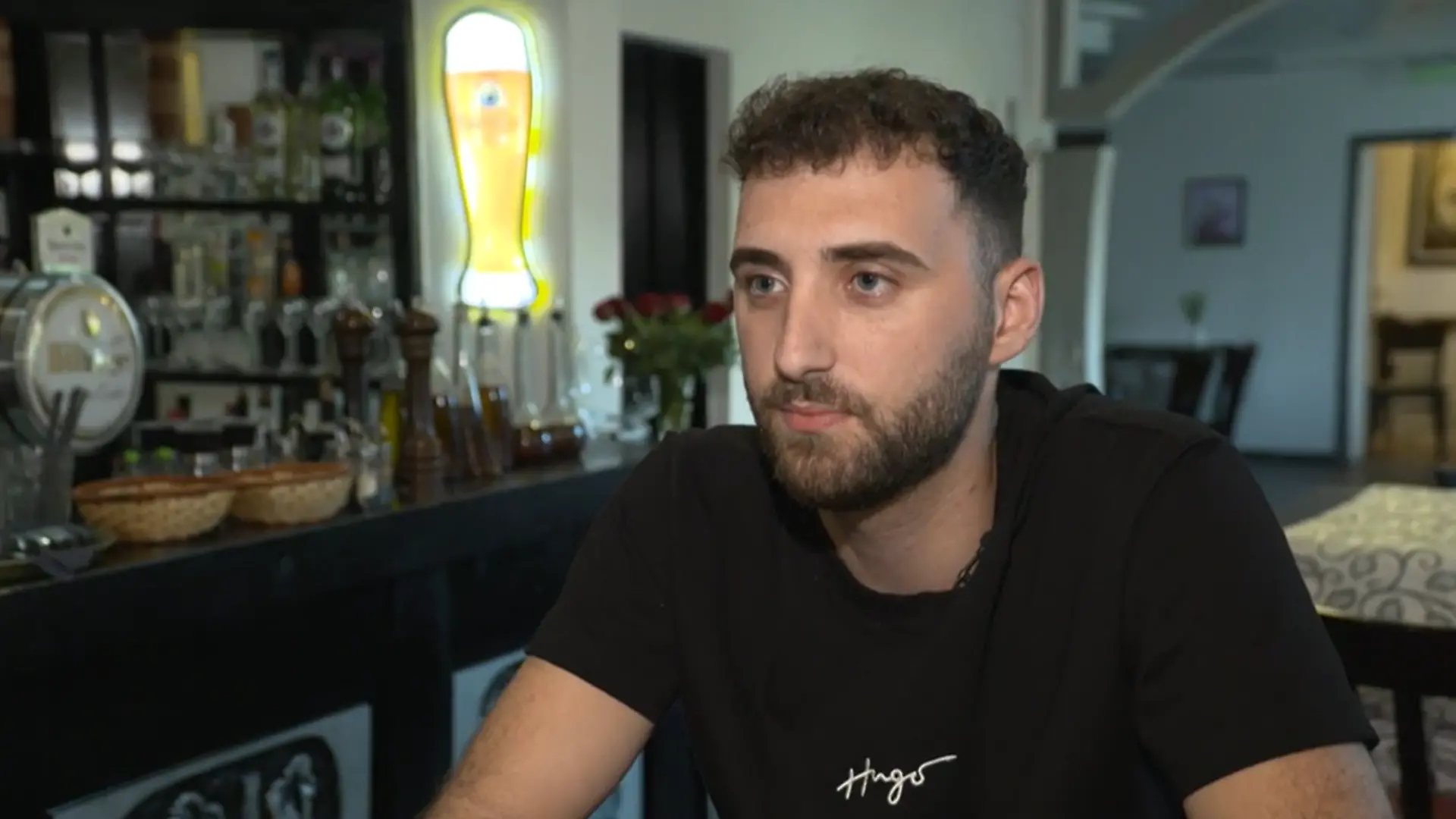 Ein junger Mann in einer Interviewsituation.