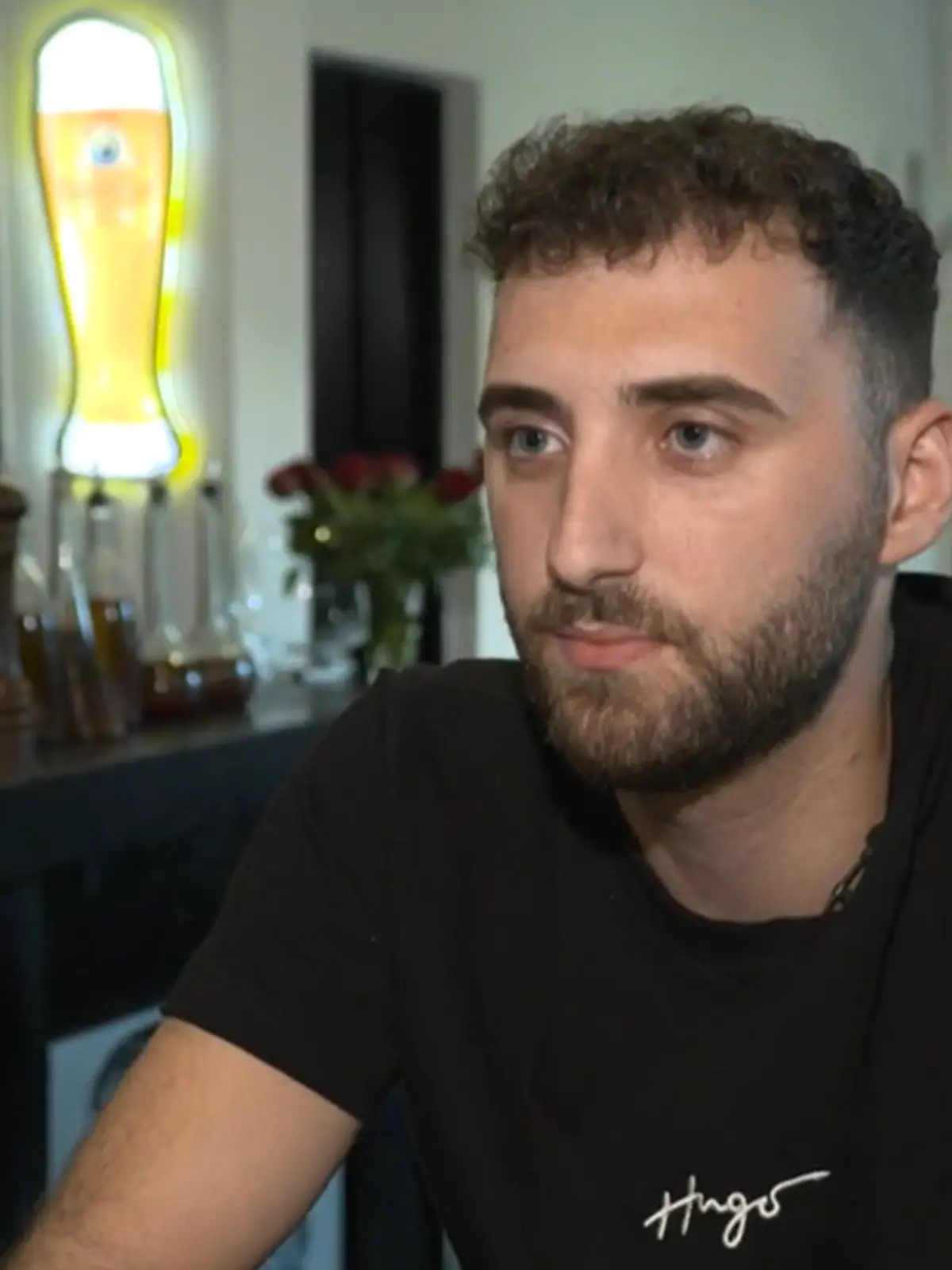 Ein junger Mann in einer Interviewsituation. 