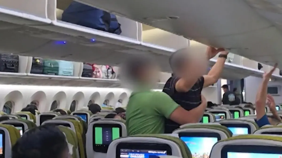 Passagier beklaut Reisende - vor deren Augen Auffälliger geht's ja gar nicht!