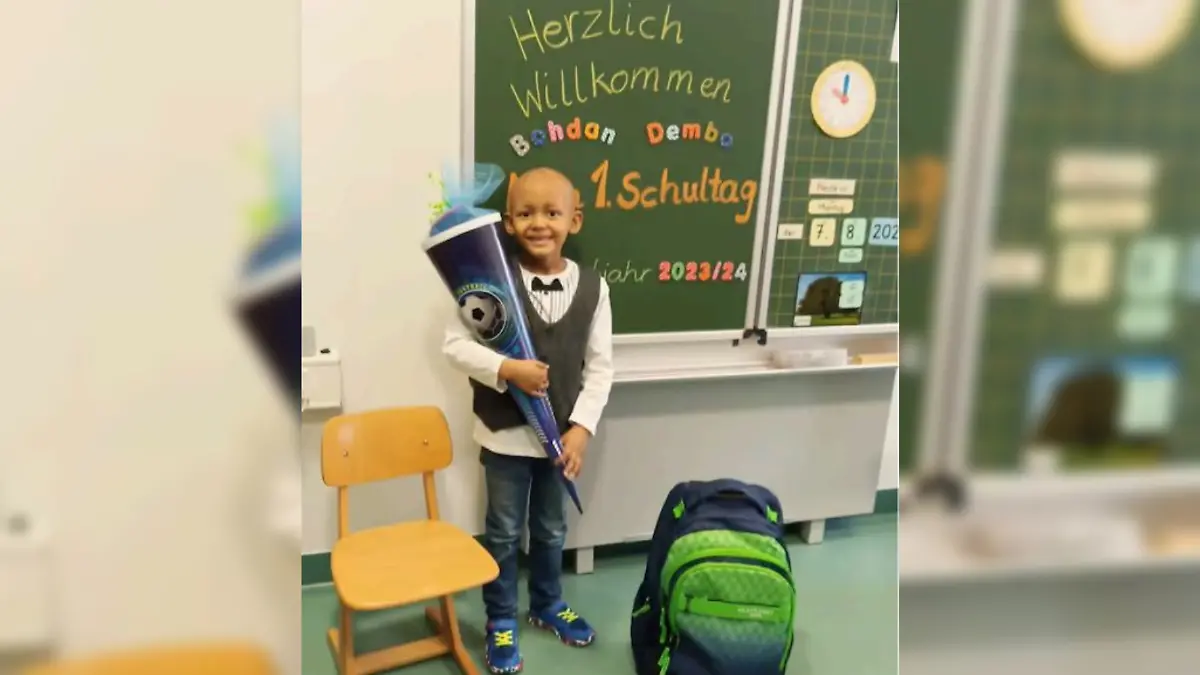 Dembo hat Krebs. Hier ist der Siebenjährige bei seiner Einschulung auf der Kinderonkologiestation der Uniklinik Köln zu sehen.