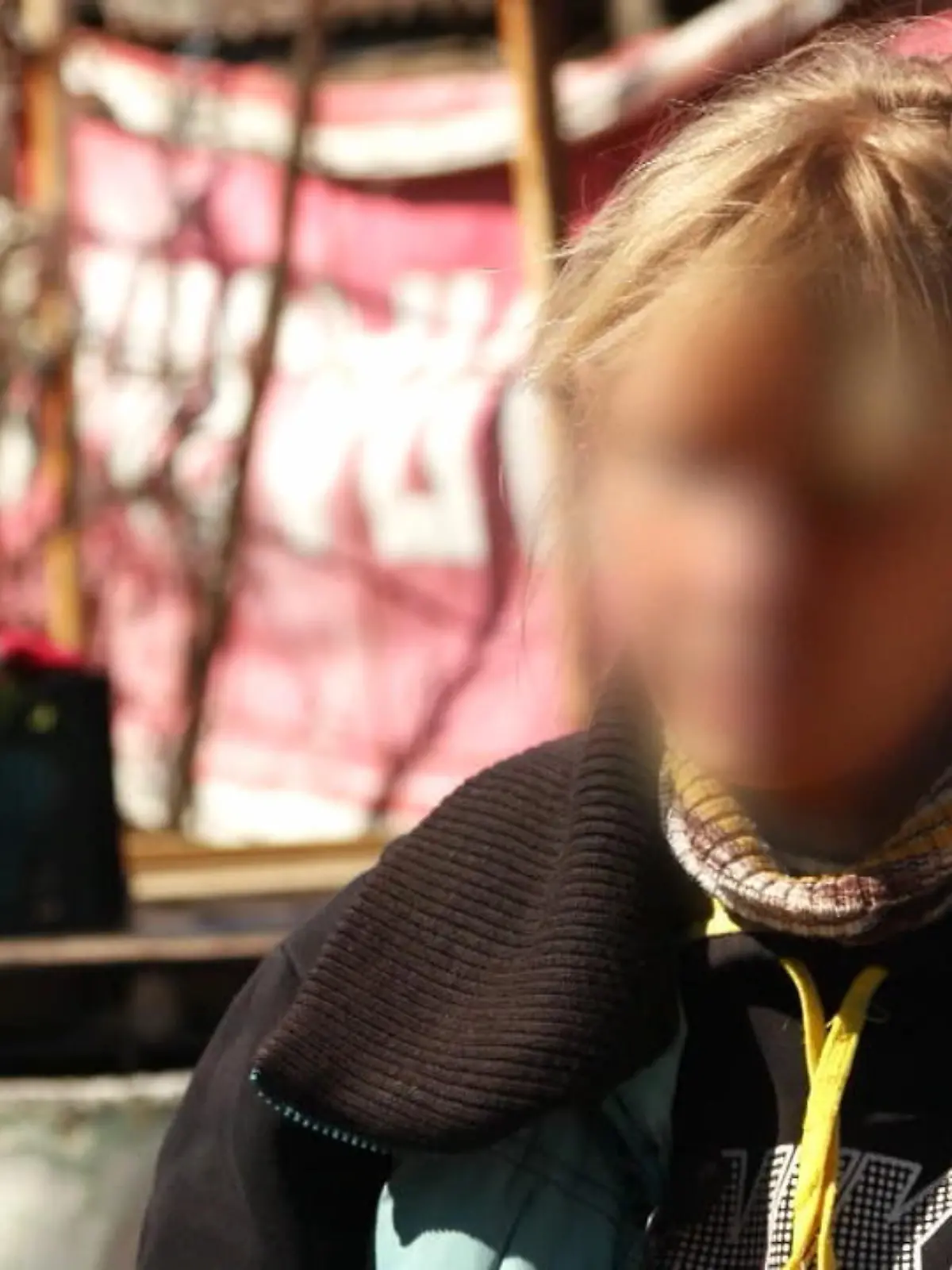 Es ist ein grausames Kriegsverbrechen: Immer wieder wird davon berichtet, dass russische Soldaten ukrainische Frauen vergewaltigen. Eine von ihnen ist Mika. Sie spricht über das Erlebte und was den Mann bewogen haben soll, ihr das anzutun. Mehr dazu im Video.
