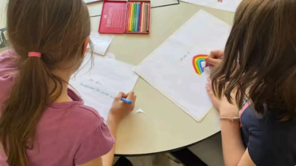 Die Grundschüler finden es unfair, dass Dembo nicht DAS Medikament bekommt, das ihm hilft. Sie schreiten zur Tat und schreiben fleißig Briefe, unter anderem auch an Gesundheitsminister Karl Lauterbach (SPD).