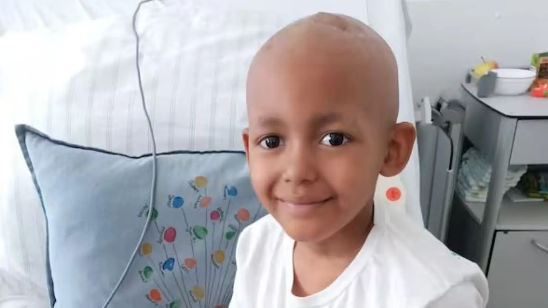 Dembo hat Krebs und ist eine spezielle Therapie angewiesen. Diese wird jedoch nicht von der Krankenkasse übernommen. Und das finden seine Mitschüler unfair! Deswegen haben sie sich etwas ganz Besonderes einfallen lassen.