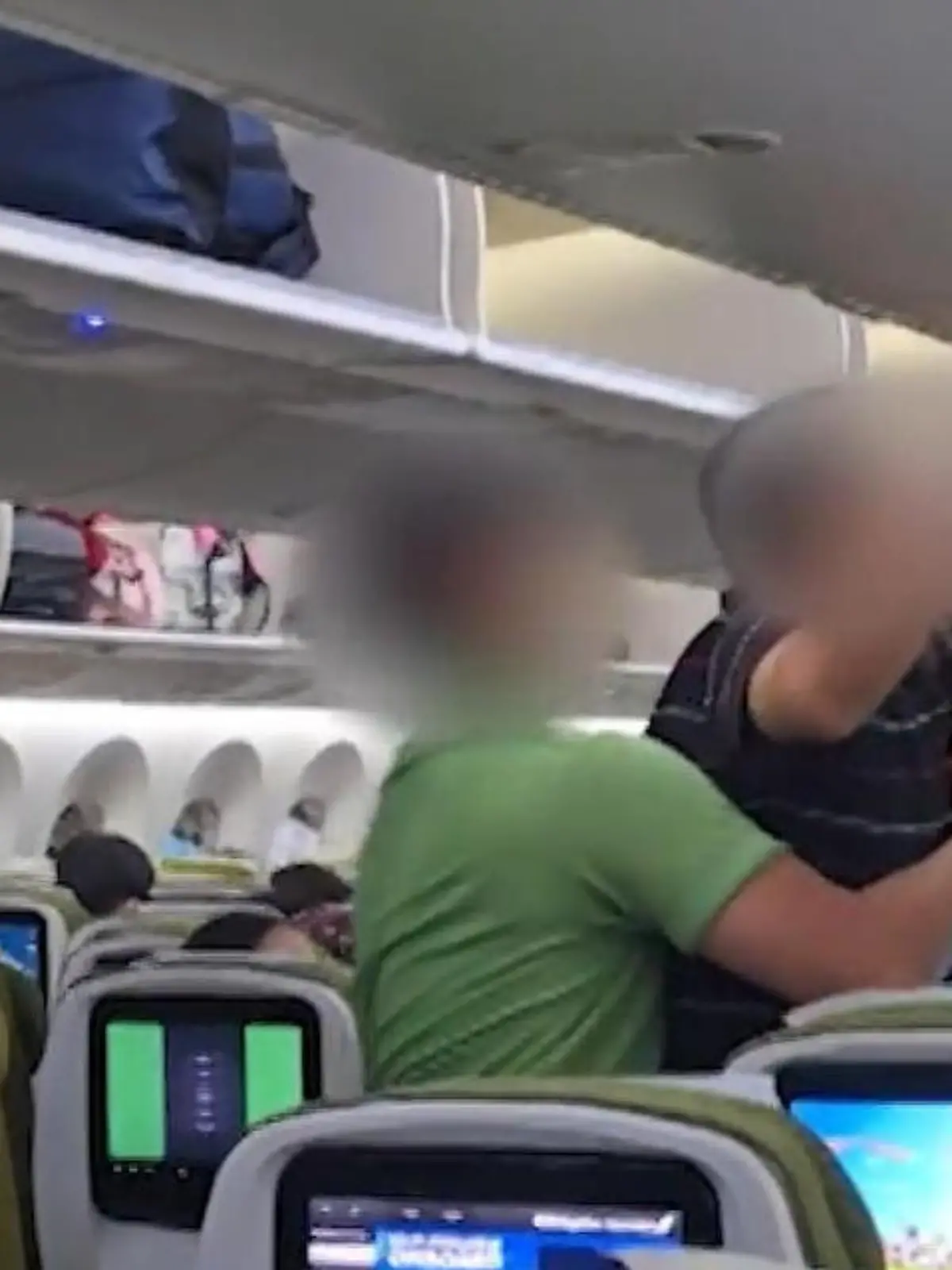 In einem Flugzeug der Ethiopian Airlines wird ein Dieb dabei gefilmt, wie er mehrere Taschen entwendet. Dabei verhält er sich auffällig - er schaut sich immer wieder um. Später stellen ihn die Flugbegleiter, nachdem mehrere Passagiere sie auf den Dieb aufmerksam gemacht haben. Wie das ausgeht - im Video zu sehen!
