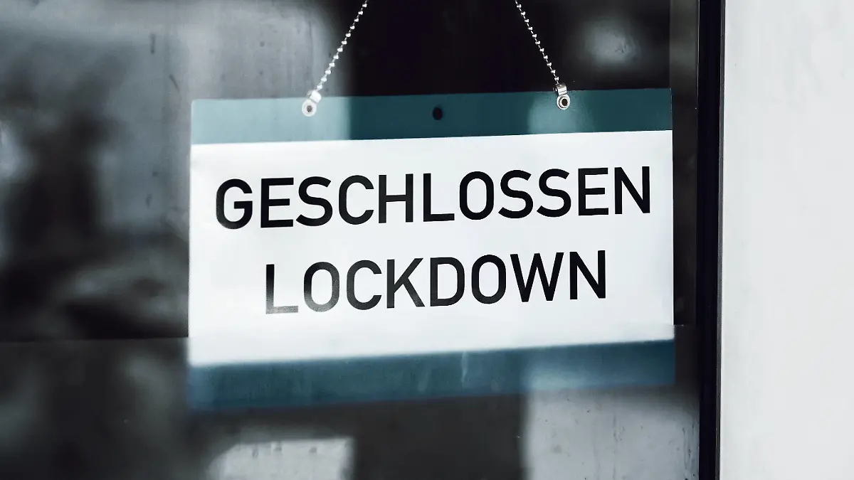 Germany - 20 December 2021: Sign Closed in German, notice in shop window Closed store - Lockdown *** Schild Geschlossen auf Deutsch, Hinweis im Schaufenster Geschlossenes Geschäft - Lockdown xFOTOMONTAGEx