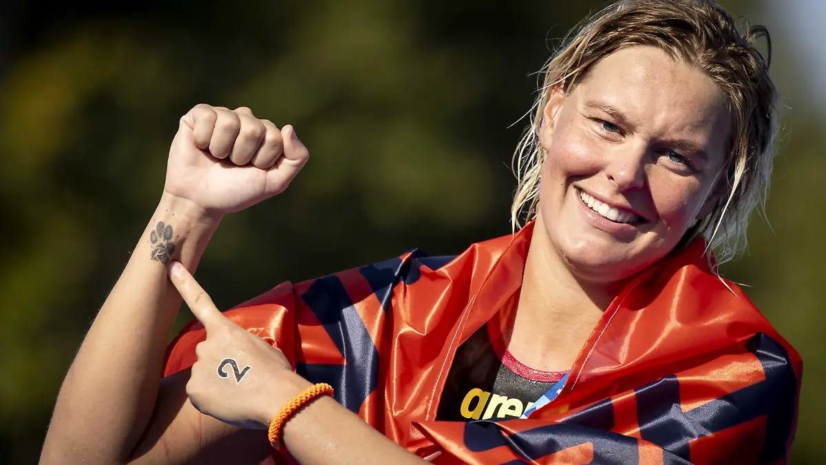 Sharon van Rouwendaal zeigt ein Tattoo, das sie für immer an ihren Hund erinnern soll.