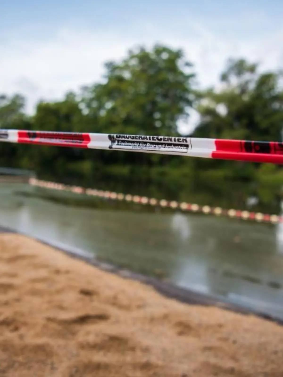 Absperrband vor einem See