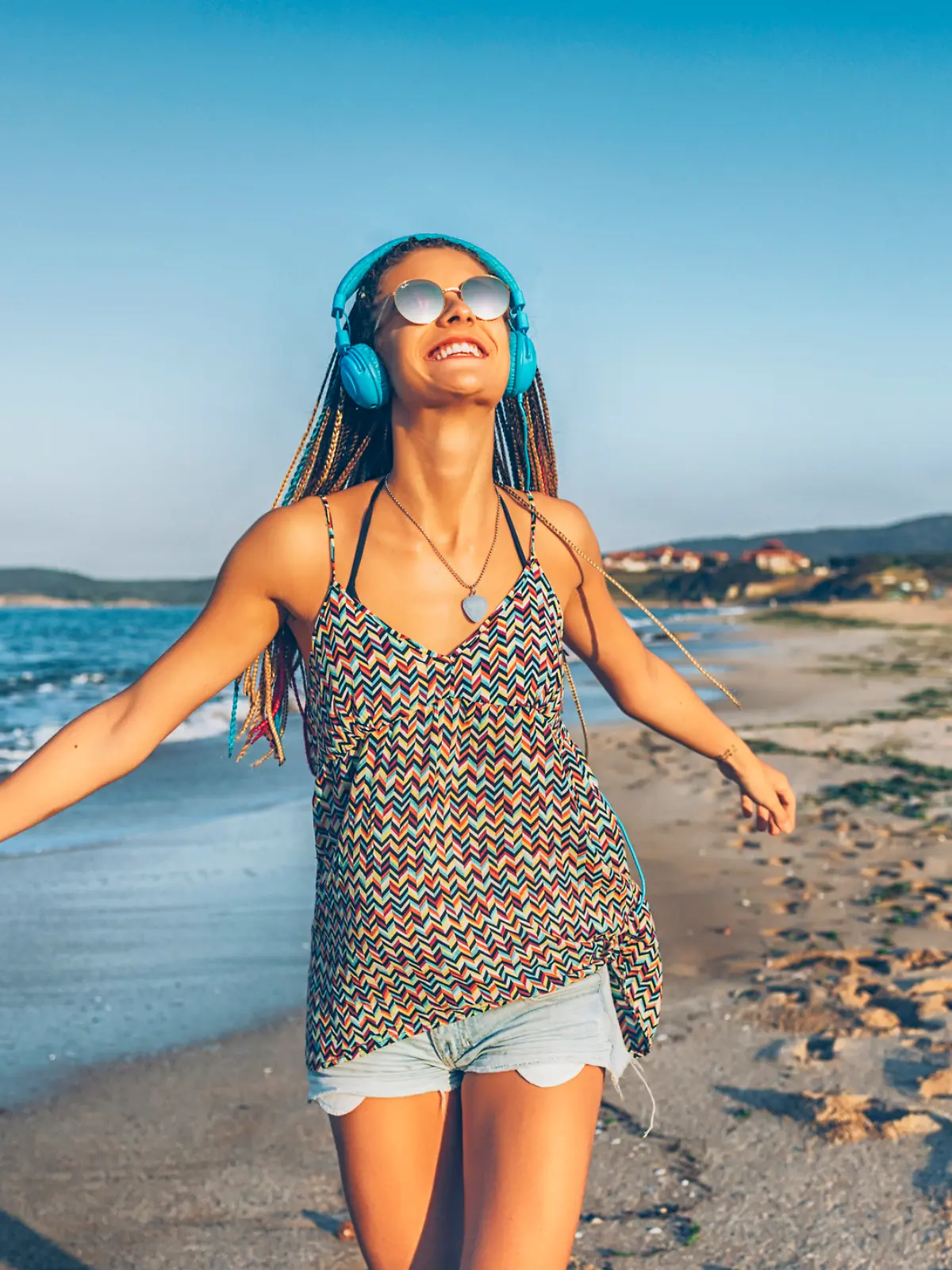 Frau hört Musik am Strand