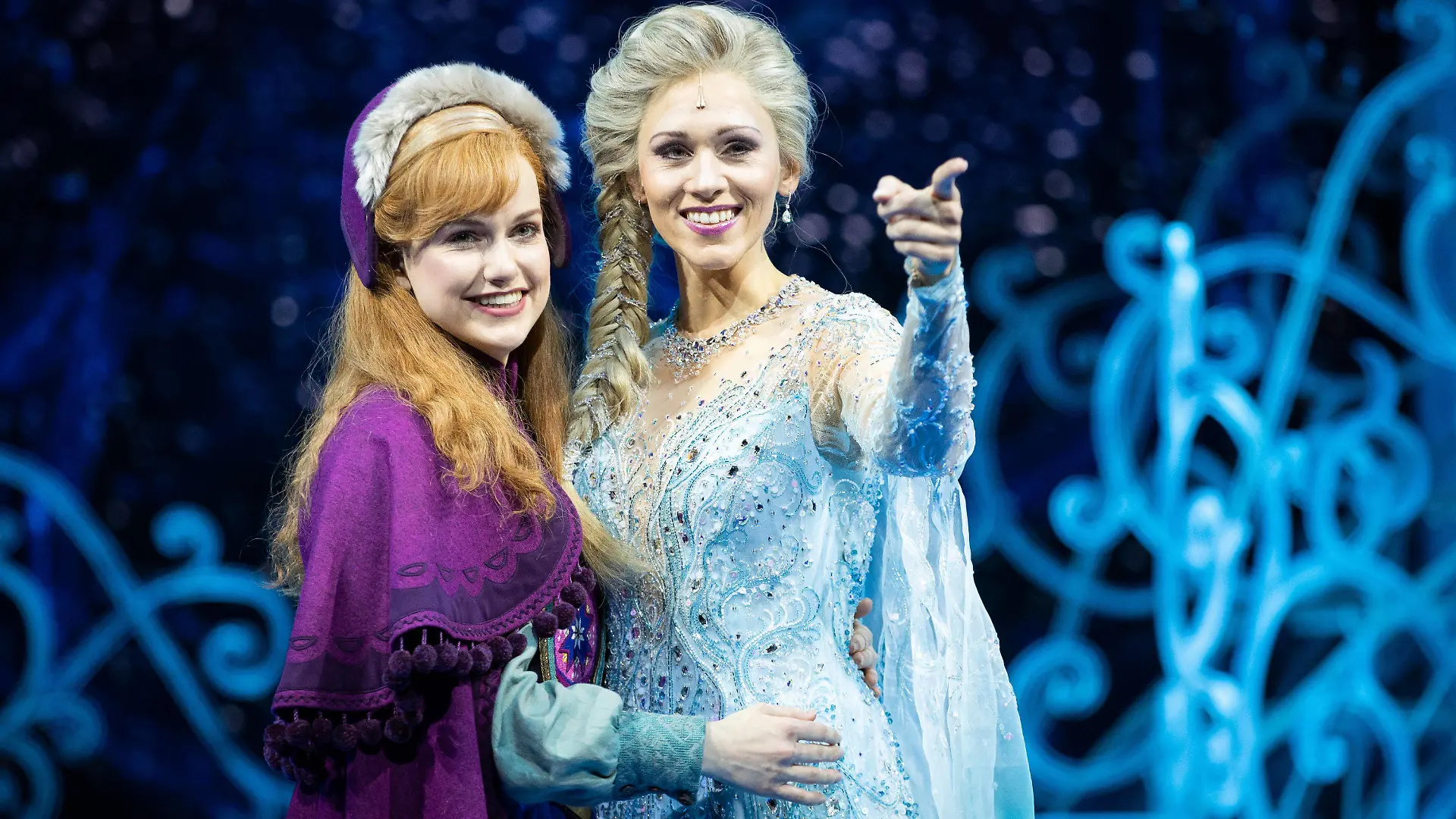 ARCHIV - 25.10.2021, Hamburg: Sabrina Weckerlin (Eiskönigin Elsa, r) und Celena Pieper (ihre Schwester Anna), Musicaldarstellerinnen in dem neuen Musical «Die Eiskönigin». Ab Herbst wird es eine Neubesetzung der beiden Hauptrollen geben, kündigte das Musical-Unternehmen an. Die Hauptrolle der Elsa werde die niederländische Sängerin Willemijn Verkaik übernehmen. Die Rolle der Anna übernimmt die niederländische Sängerin Abla Alaoui.
(zu dpa: Bereits eine Million Besucher beim Hamburger Musical «Die Eiskönigin») Foto: Christian Charisius/dpa - ACHTUNG: Dieses Foto hat dpa bereits im Bildfunk gesendet +++ dpa-Bildfunk +++