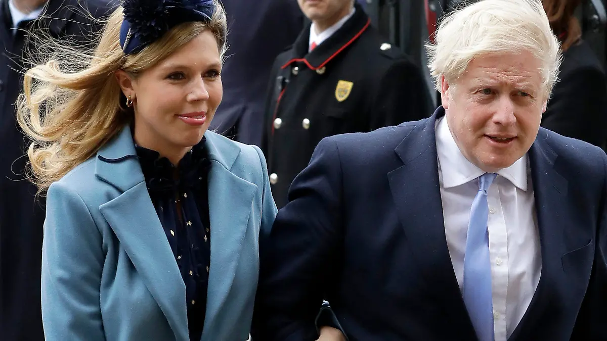 ARCHIV - 09.03.2020, Großbritannien, London: Boris Johnson, Premierminister von Großbritannien und seine Partnerin Carrie Symonds kommen zum Gottesdienst in der Westminster Abbey. Der britische Premierminister Boris Johnson (55) und seine Verlobte Carrie Symonds (32) haben Berichten zufolge ihren gemeinsamen Sohn Wilfred Lawrie Nicholas genannt. Foto: Kirsty Wigglesworth/AP/dpa +++ dpa-Bildfunk +++