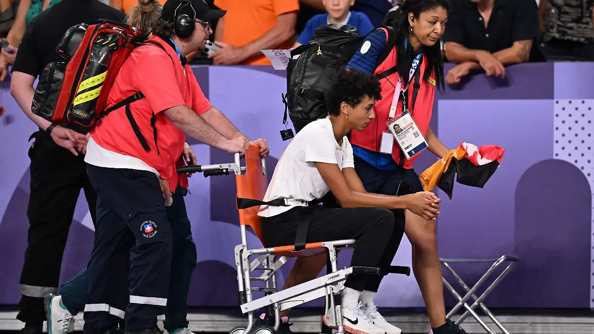 Malaika Mihambo wird im Rollstuhl aus dem Stadion geschoben.
