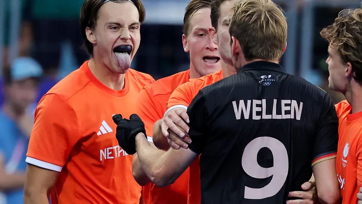 Der Niederländer Duco Telgenkamp streckt dem Deutschen Niklas Wellens die Zunge raus.