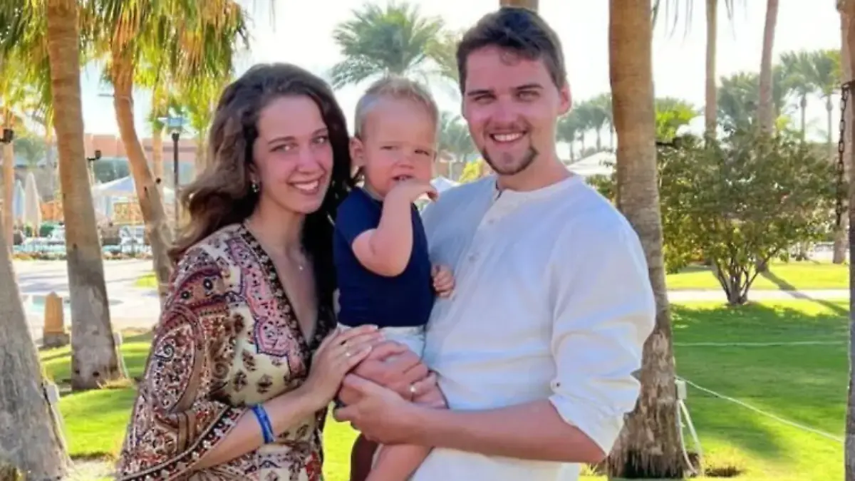 Edi (links) mit ihrem Baby Jamie. Vater Mark war noch in den Trümmern verschüttet.