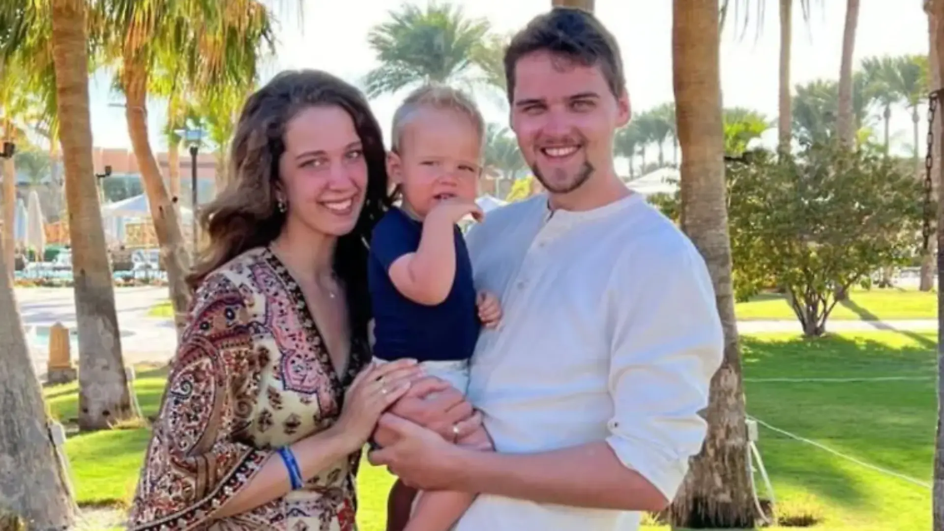 Edi (links) mit ihrem Baby Jamie. Vater Mark war noch in den Trümmern verschüttet.