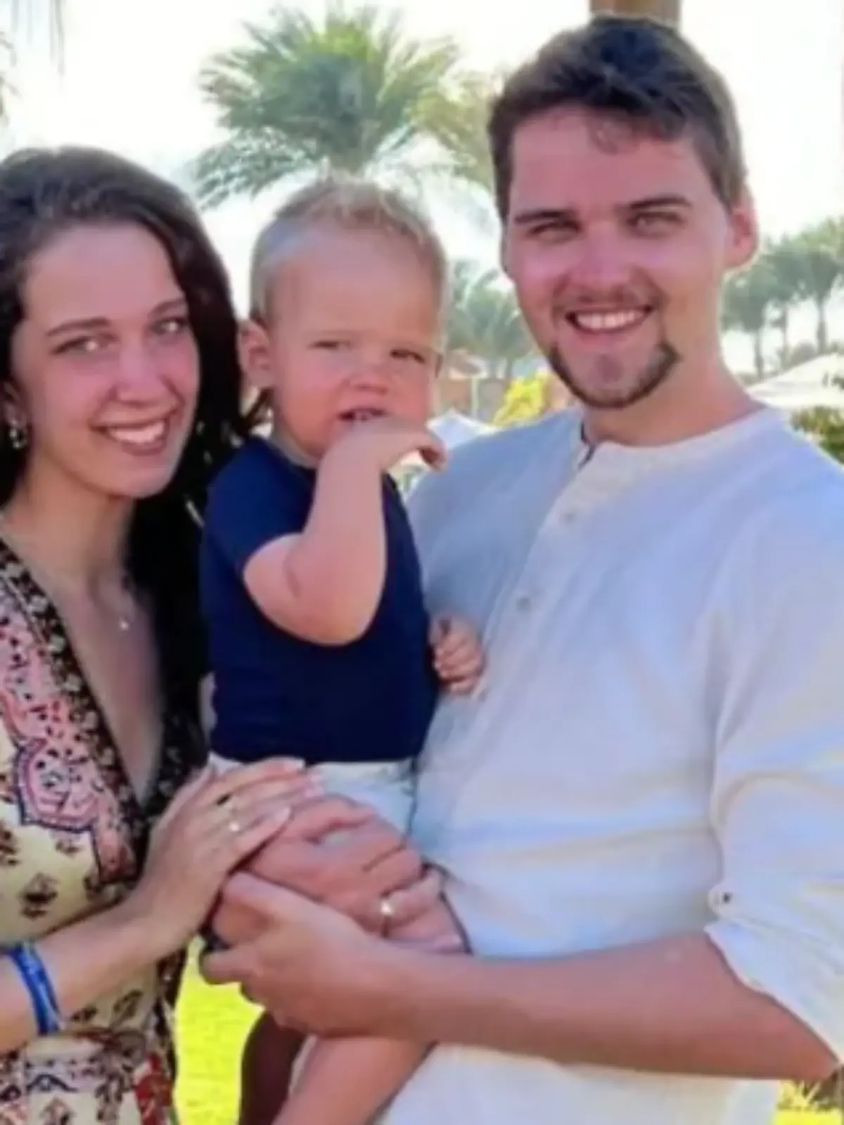 Edi (links) mit ihrem Baby Jamie. Vater Mark war noch in den Trümmern verschüttet. 