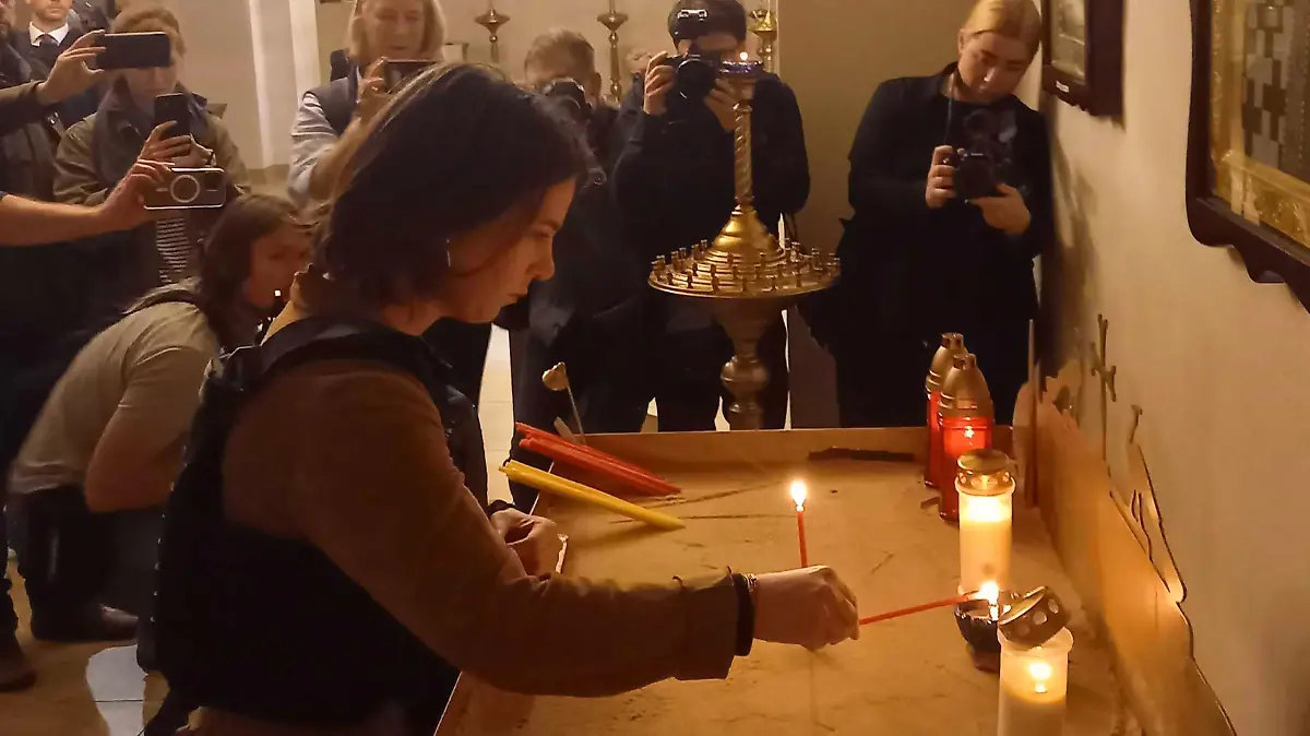 Außenministerin Annalena Baerbock (M, Bündnis 90/Grüne) entzündet eine Kerze für die Opfer in einer Kirche in Butscha. Große Teile nördlich und nordwestlich von Kiew waren einen Monat lang von russischen Truppen besetzt. Der Fund von Leichen in Städten wie Butscha - einige der Toten mit gefesselten Händen - sorgte weltweit für Entsetzen.