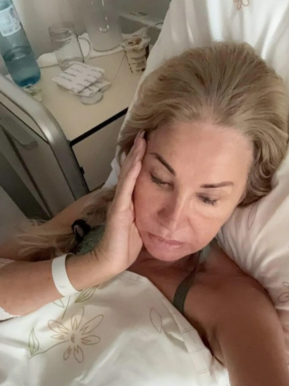 Bild zu: "Carmen Geiss meldet sich aus Klinik"