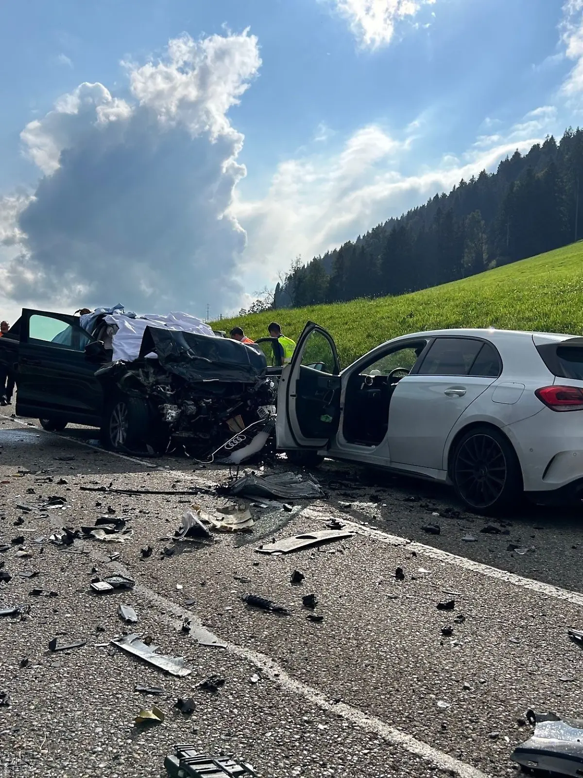 Bild zu: "Großeltern und Enkel sterben bei Horror-Crash mit Bus "