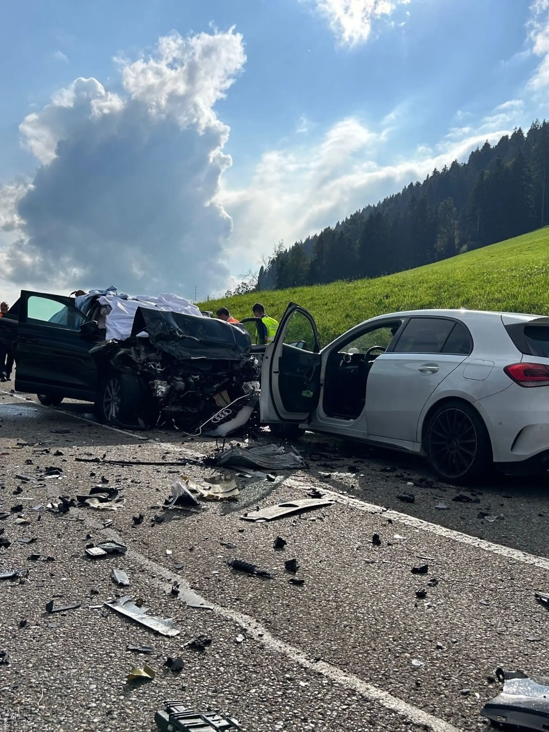 Bild zu: "Großeltern und Enkel sterben bei Horror-Crash mit Bus "
