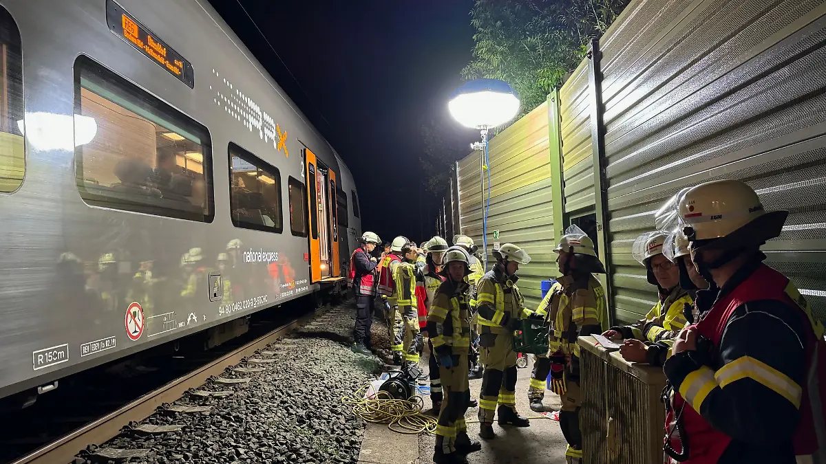 Die Feuerwehr Löhne betreute am Donnerstagabend Fahrgäste eines liegengebliebenen Regionalexpress-Zuges bei Löhne in Ostwestfalen.