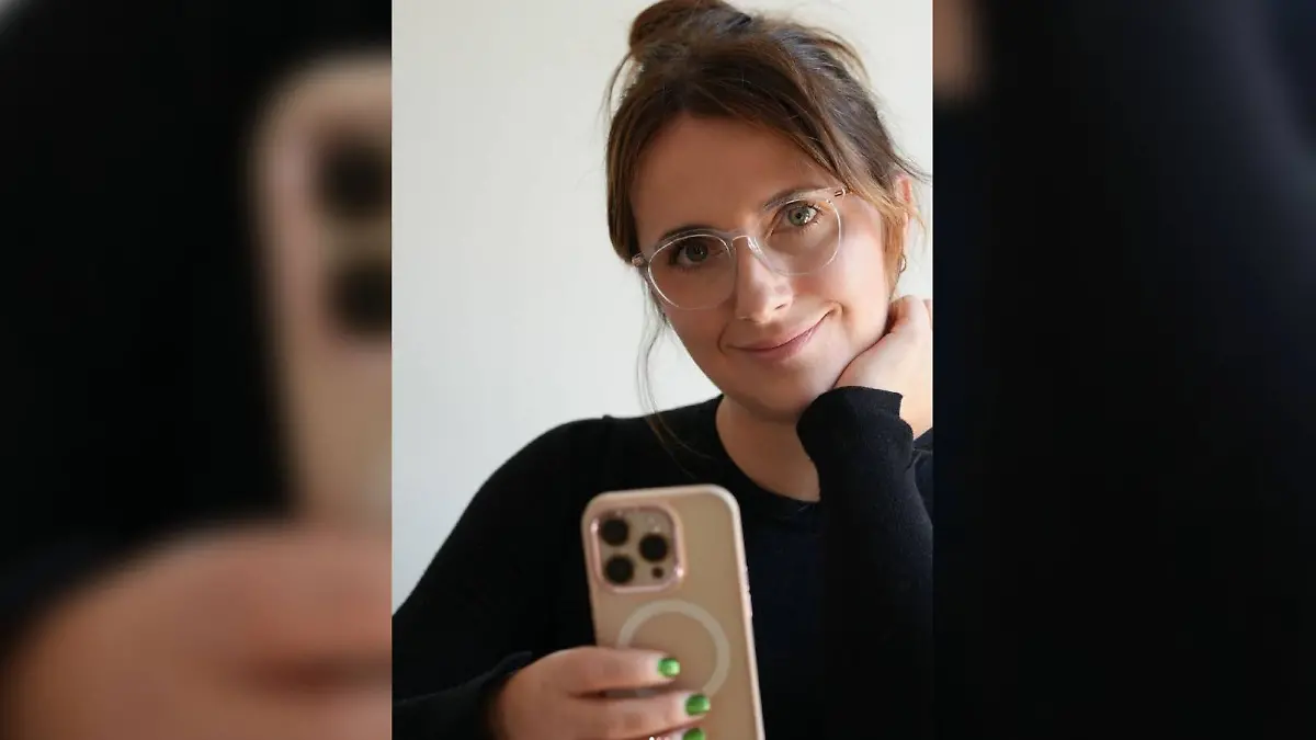 Anna Heiser macht ein Selfie