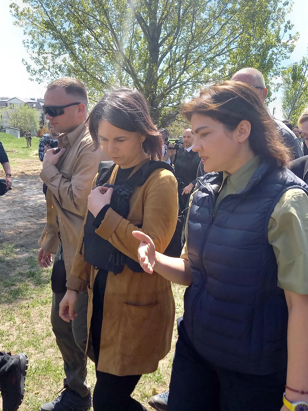 Außenministerin Annalena Baerbock (M, Bündnis 90/Grüne) spricht mit der ukrainischen Generalstaatsanwältin Iryna Wenediktowa (r) bei ihrem Besuch in Butscha. Große Teile nördlich und nordwestlich von Kiew waren einen Monat lang von russischen Truppen besetzt. Der Fund von Leichen in Städten wie Butscha - einige der Toten mit gefesselten Händen - sorgte weltweit für Entsetzen.