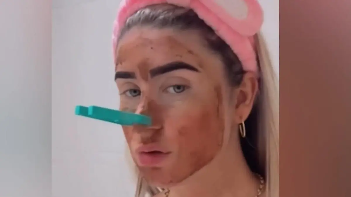 Influencerin schmiert sich eigenen Kot ins Gesicht Aa-Anti-Aging?!