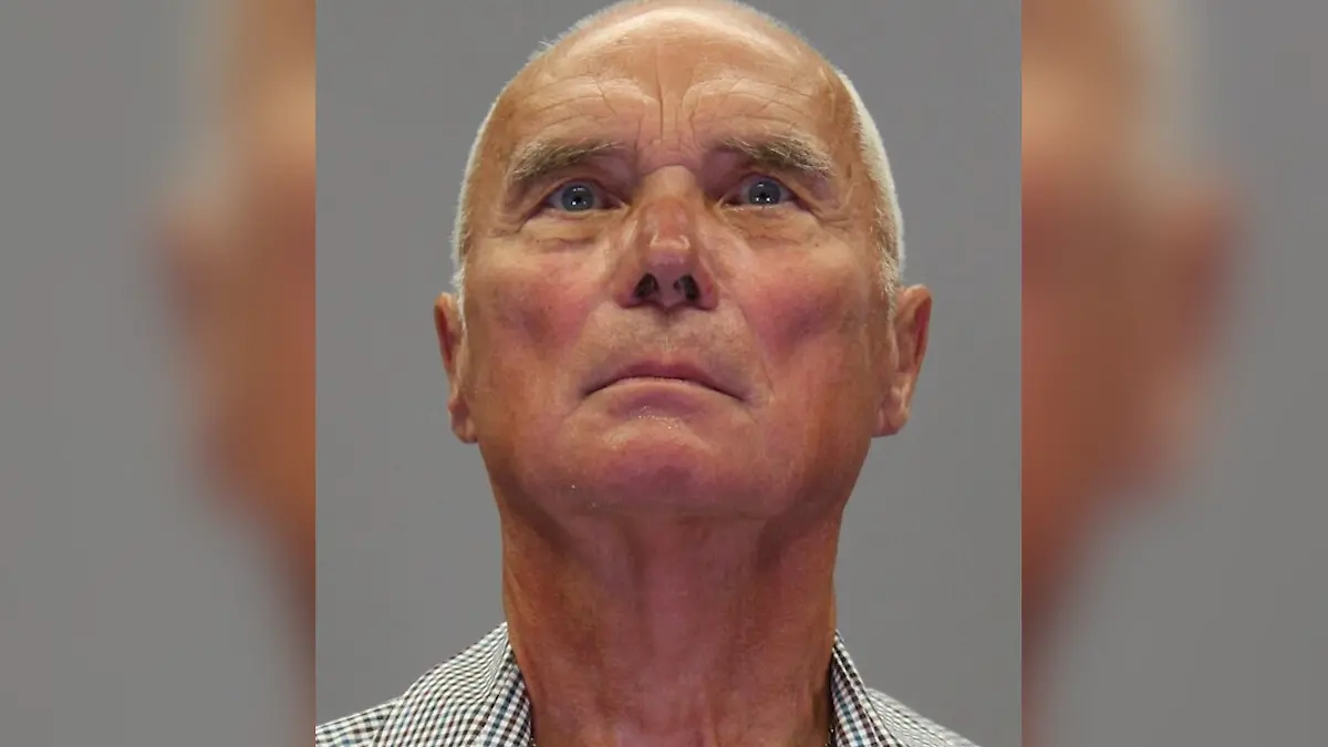 Ein älterer Mann auf einem Polizeifoto.