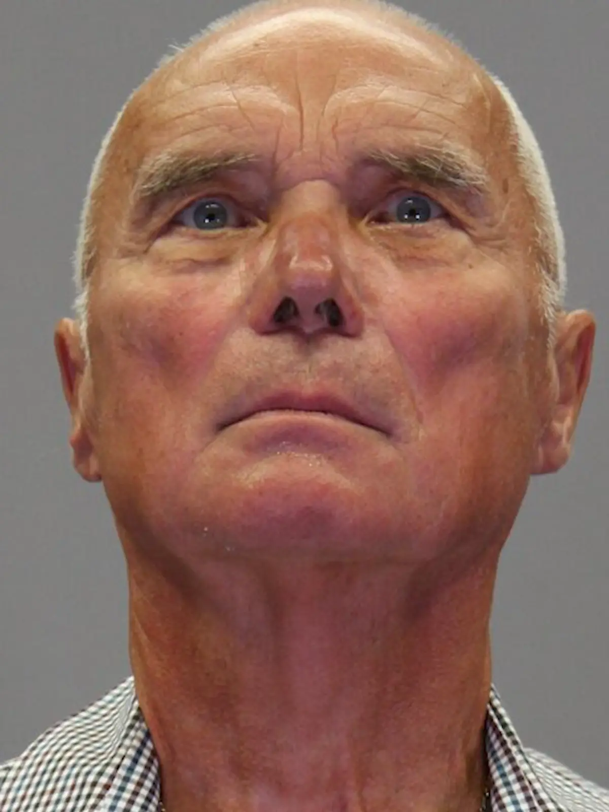 Ein älterer Mann auf einem Polizeifoto.