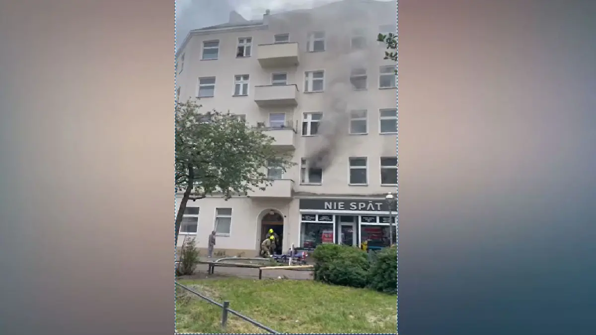 Ein Zeuge filmt das brennende Wohnhaus. 