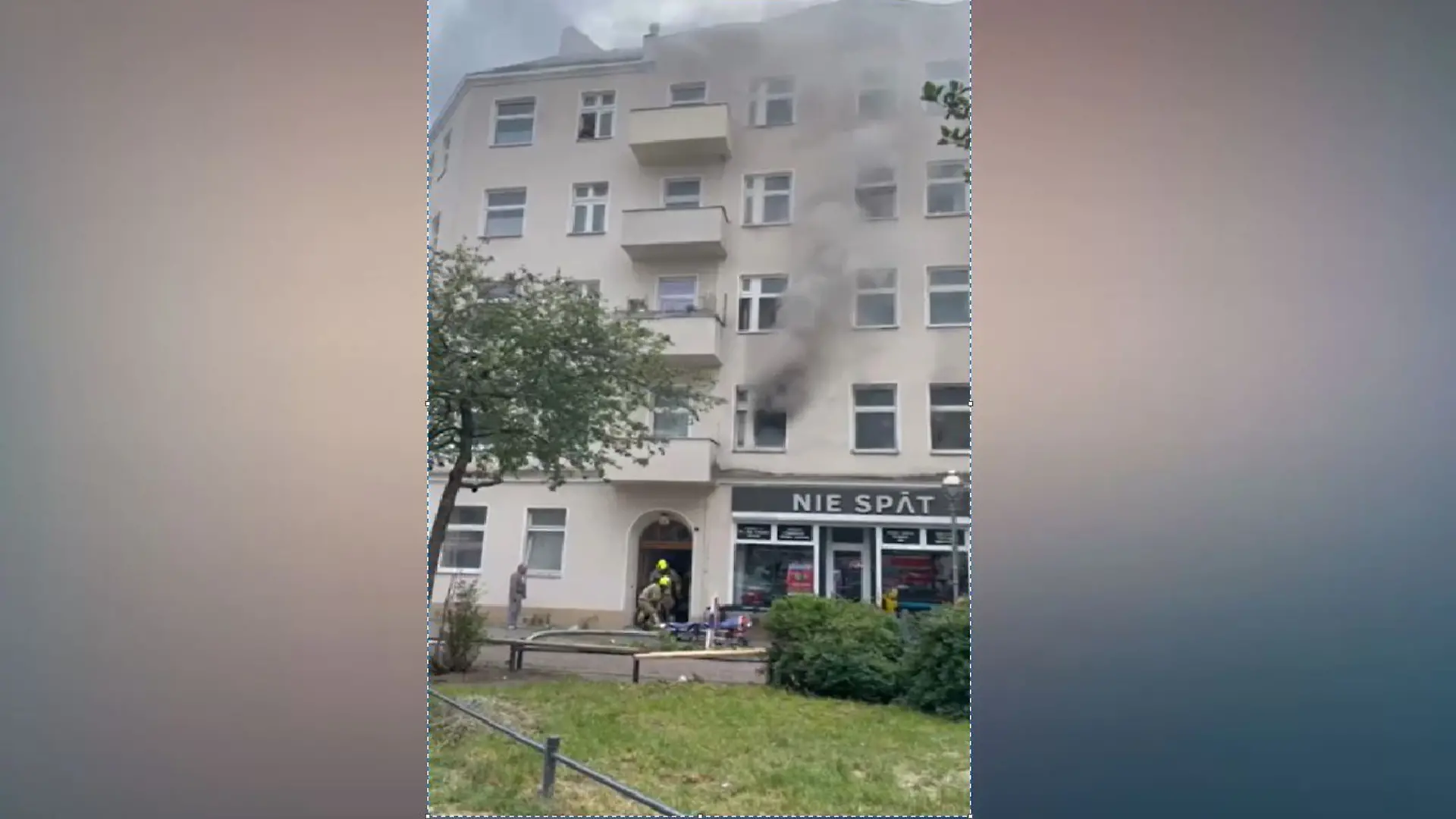 Ein Zeuge filmt das brennende Wohnhaus. 