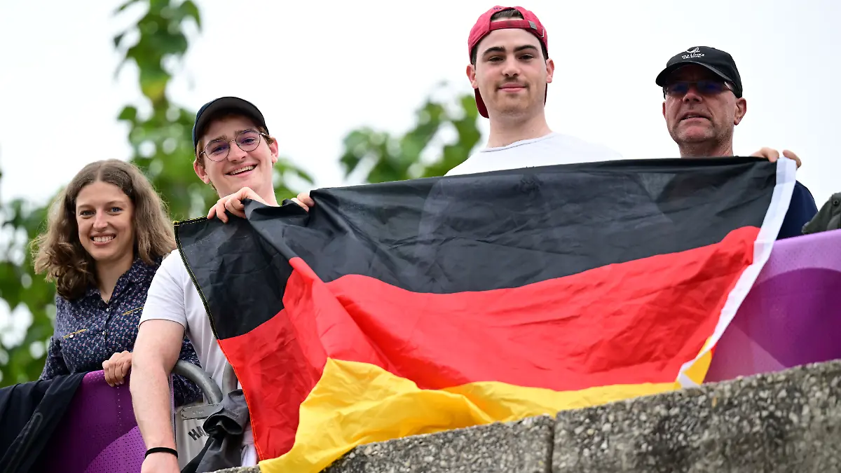 Olympia-Zuschauerinnen und -Zuschauer mit deutscher Flagge