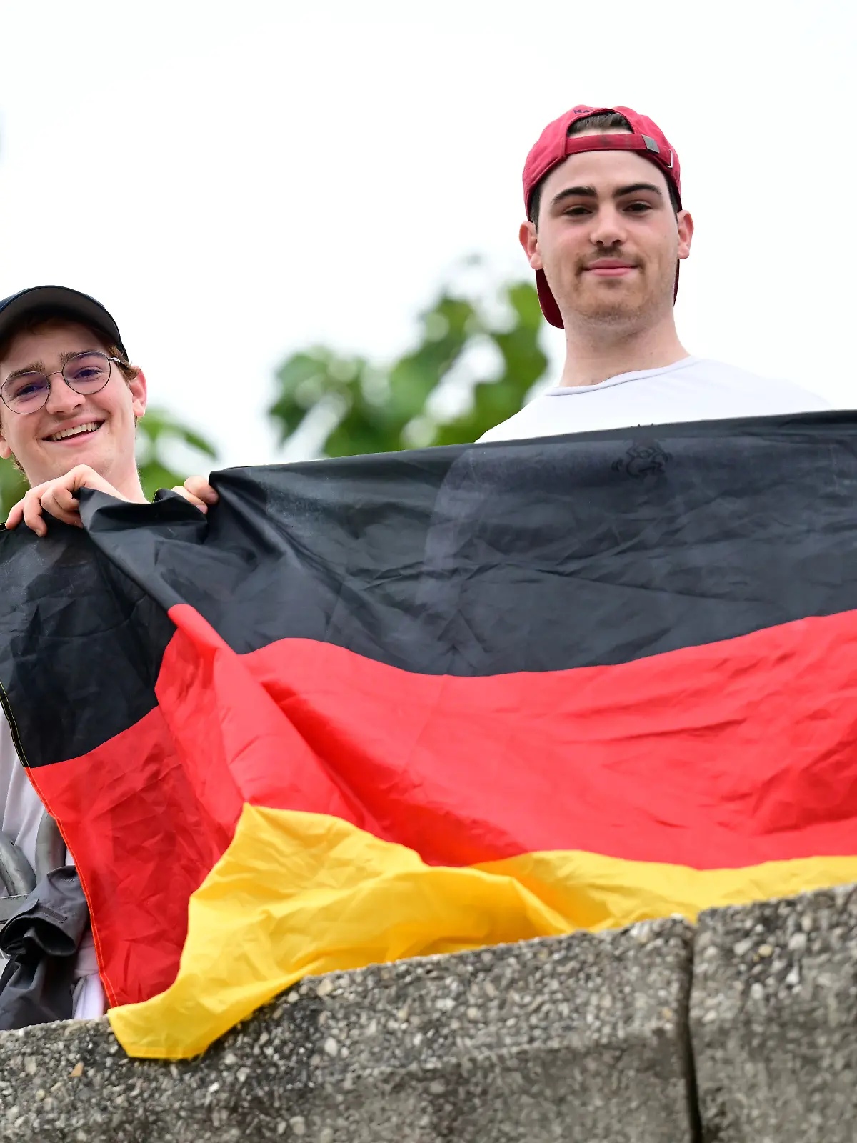 Olympia-Zuschauerinnen und -Zuschauer mit deutscher Flagge
