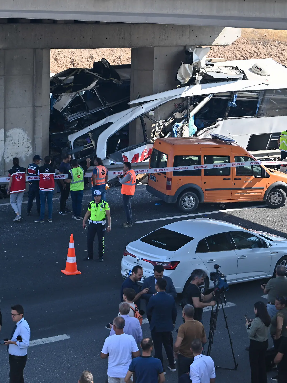 Bild zu: "Brückenpfeiler zerteilt Bus – zehn Tote!"