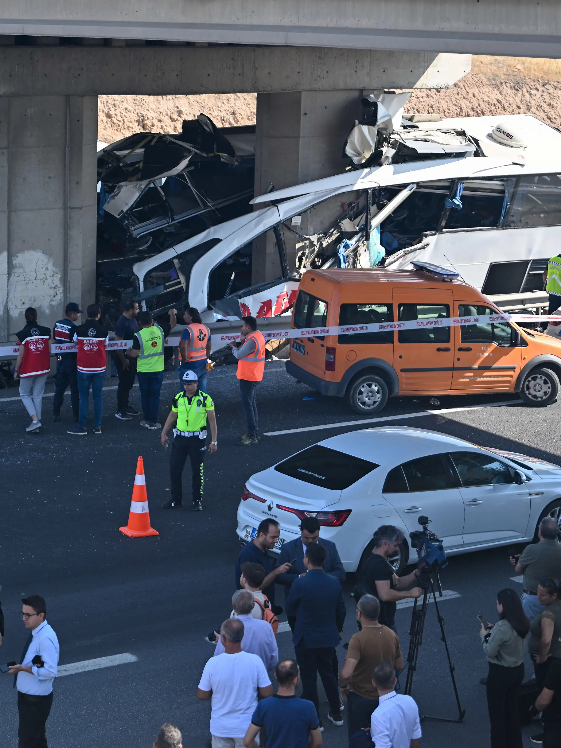 Bild zu: "Brückenpfeiler zerteilt Bus – zehn Tote!"