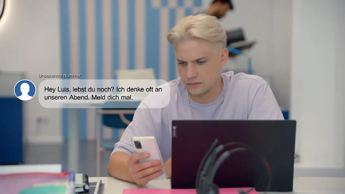 Luis bekommt eine Nachricht von einer unbekannten Nummer auf sein Handy, welches Moritz in die Hände fällt.