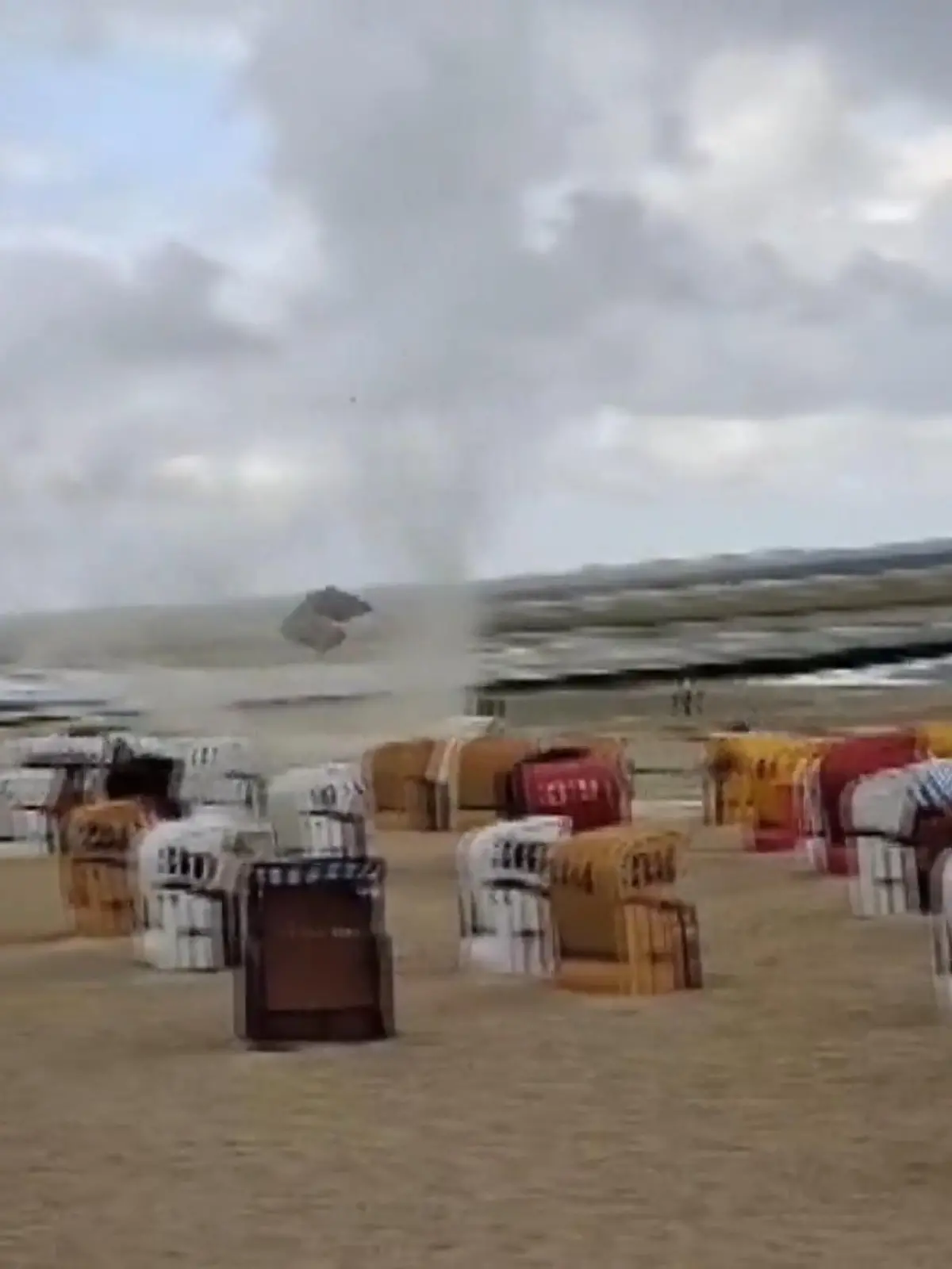 Bild zu: "Mutmaßlicher Tornado fegt über Strand auf Borkum"